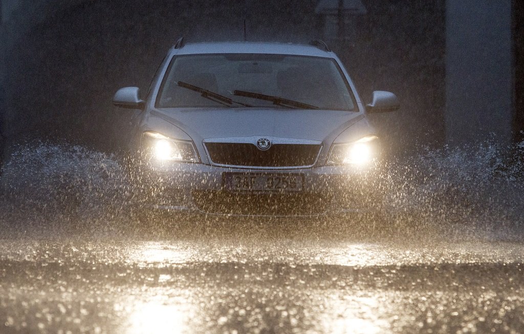 Cách xử lý thông minh giúp lái xe an toàn trong mùa mưa bão, sấm chớp